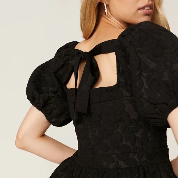 Line + Dot
Delilah Peplum Top  - Picture 5 of 12